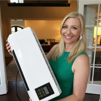 Sarah mit ihrer mobilen BlizzAir Klimaanlage zu Hause in München
